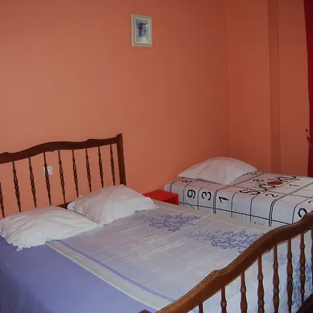 Aux Amis Reunis Bed & Breakfast