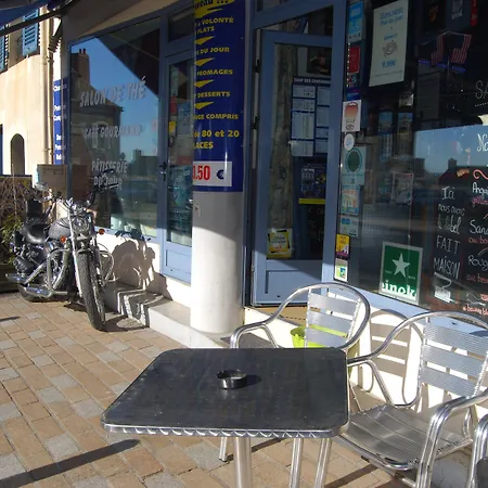 Aux Amis Reunis 住宿加早餐酒店 2*